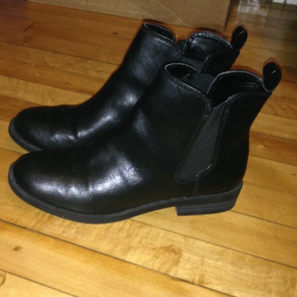 Dexflex Leather Ankle Boots & Scarf Bundle