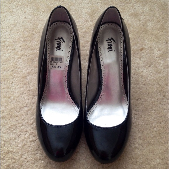 *HOST PICK!!* Fabulous Black Patent Pumps - Picture 2 of 4
