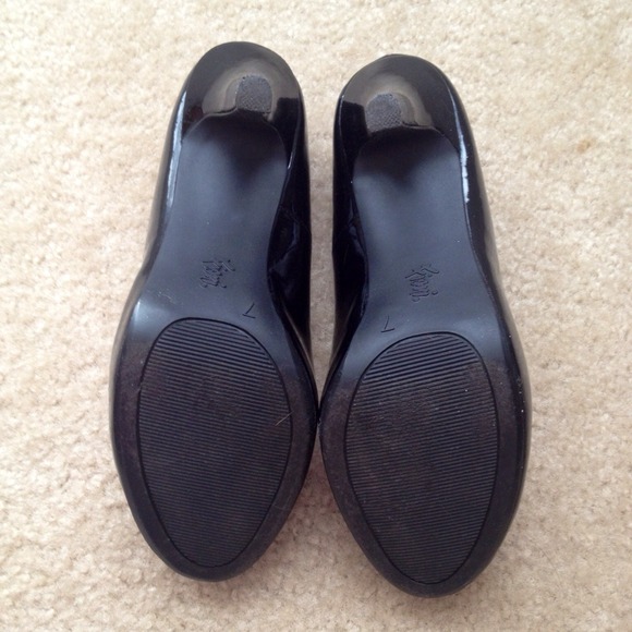 *HOST PICK!!* Fabulous Black Patent Pumps - Picture 3 of 4