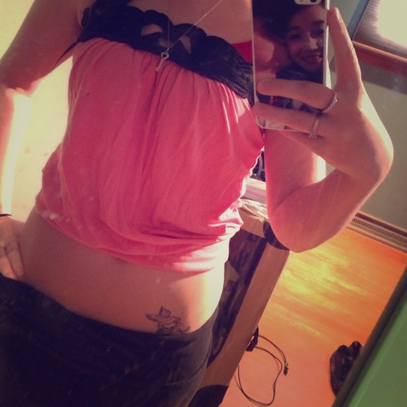 Size extra small, pink with black design crop top - Picture 1 of 2