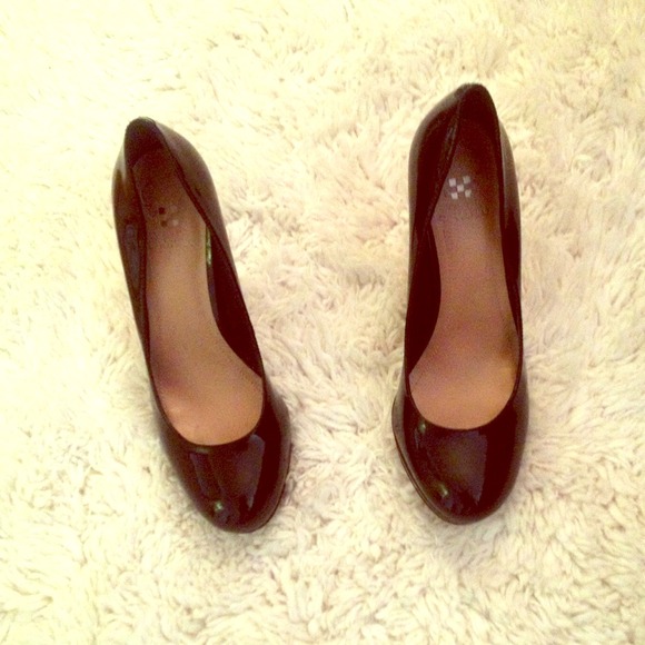 Black leather pattern pumps