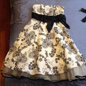 Cute black and white dress size 5/6. Never worn