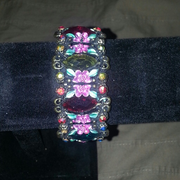 Floral clasp bracelet