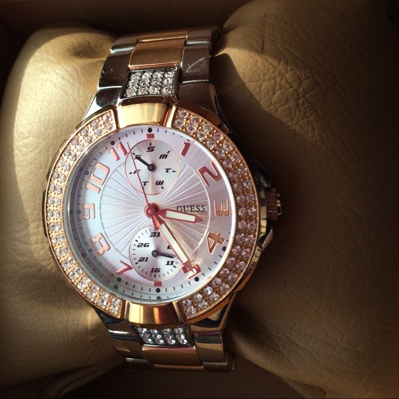 ❌❌SOLD❌❌2 tone guess rose gold and silver watch