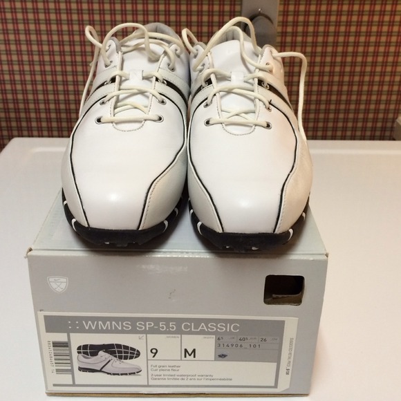 Nike Shoes - 🍀REDUCED🍀.    NEW  Nike Ladies golf shoes