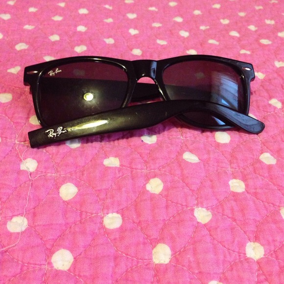Ray ban glasses & obey hat