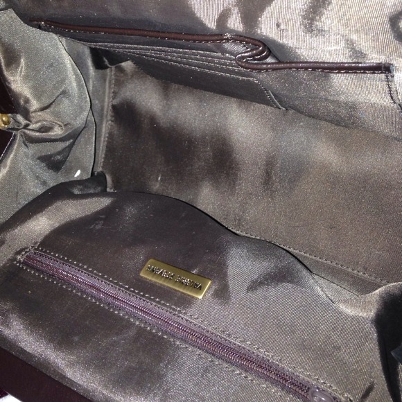 Hand bag with beautiful pattern and diamond stone
