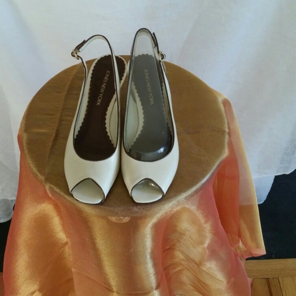 JONES NEW YORK CREAM LEATHER SHOES with brown trim