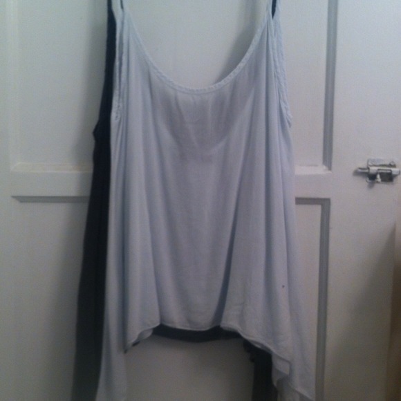2 Abrielle Tank NWOT
