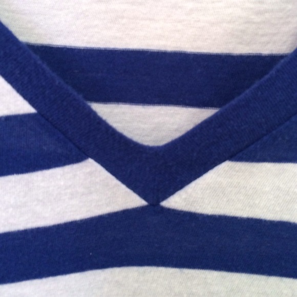 Express Striped V-Neck - Picture 3 of 3