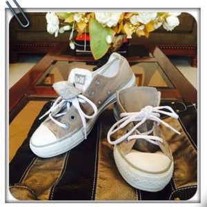 ⬇️ 🎉 Gray Chuck Taylor's