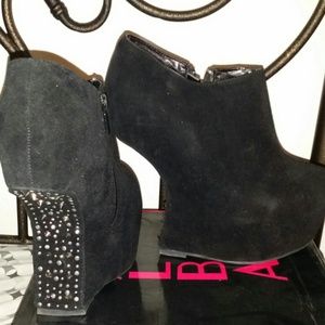 BLACK SUEDE HEEL LESS BOOTIES