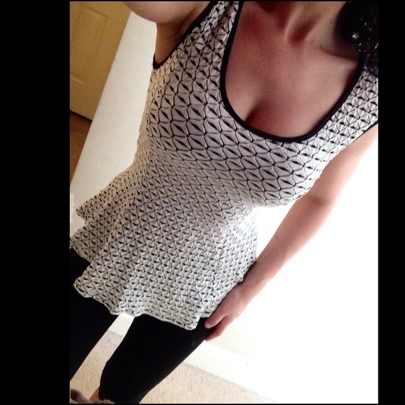 Black and white scoop neck Bell Blouse with train