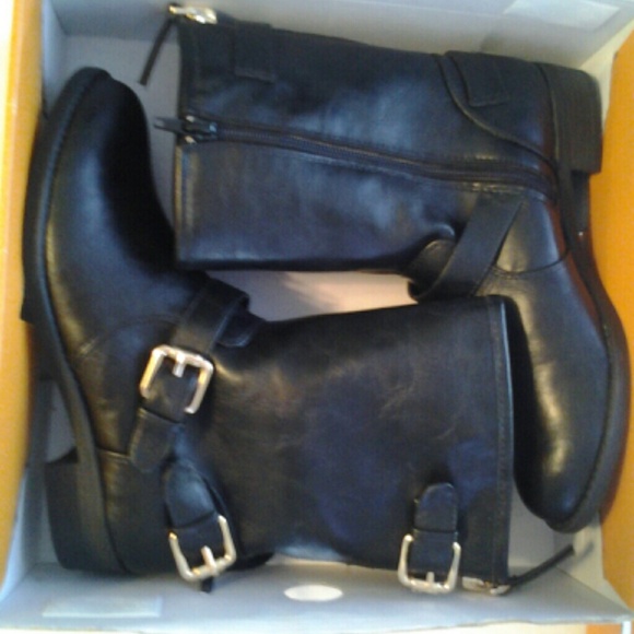 SOLD NWT Black Boots - Picture 2 of 3