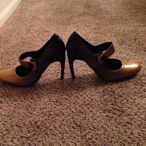 Additional pic of Victoria's Secret heels.