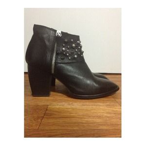 🎊HOST PICK 🎉 Zara stud ankle boots
