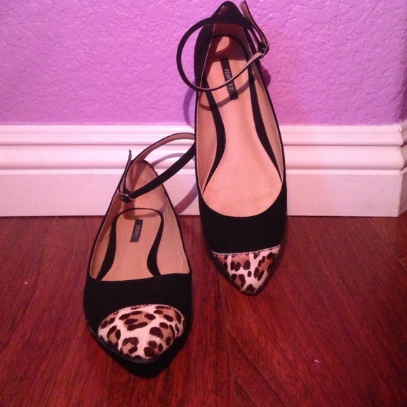 Ankle strap leopard toe flats