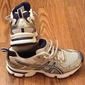 Brand new Asics ladies sneaker,never worn!