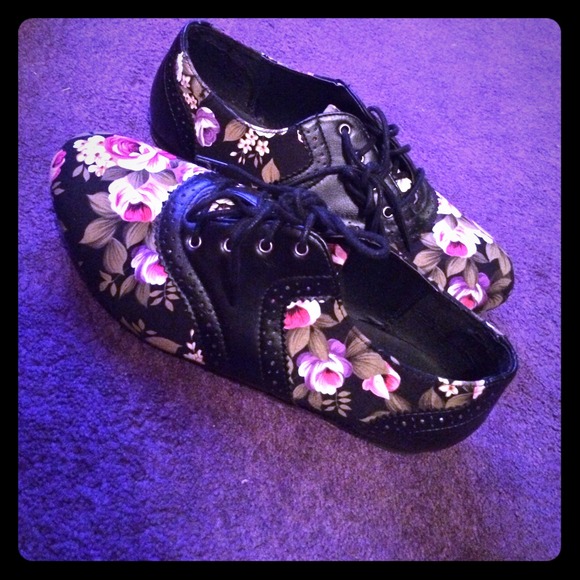 Closed Floral 🌺  tie-up flats - Picture 1 of 4