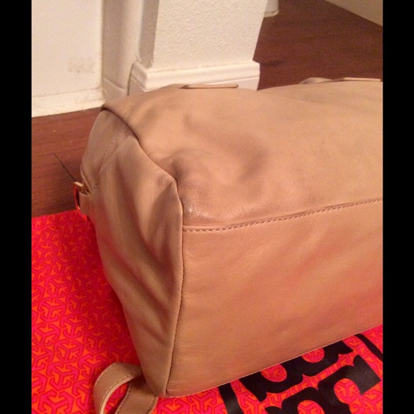 *SOLD* Authentic Tory Burch City Satchel in Camel - Picture 2 of 4