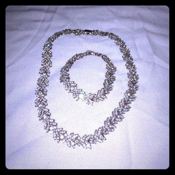 Two-piece necklace and bracelet set - Picture 1 of 1