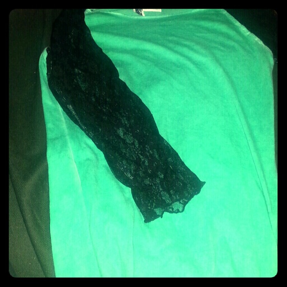 Green Top w/ Lace 3/4 Sleeve