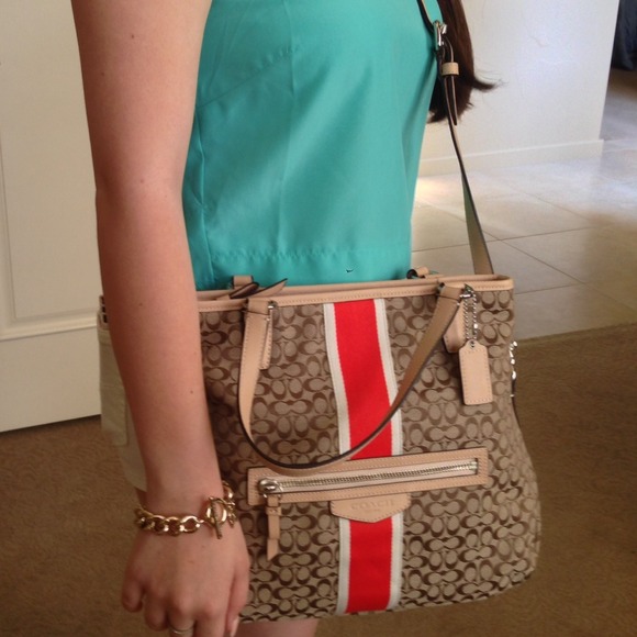 HOLD COACH NEWW/TAG Sig Stripe fold over CROSSBODY - Picture 3 of 3