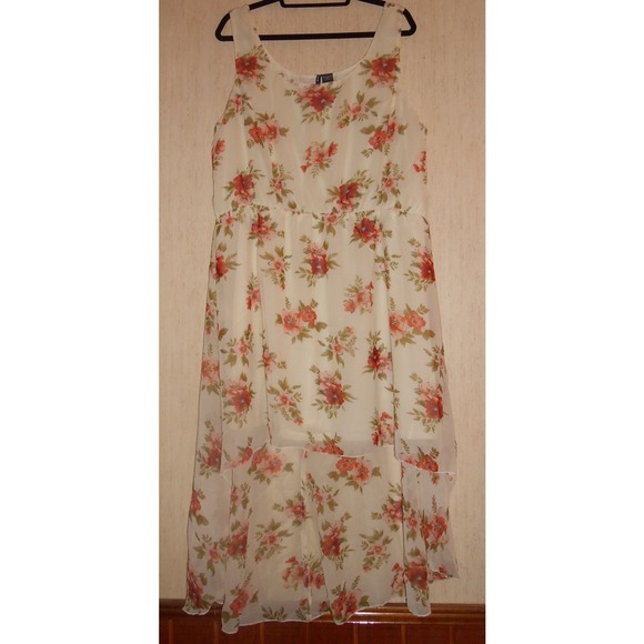 Love Chesley Dresses & Skirts - Hi-Low Floral Dress