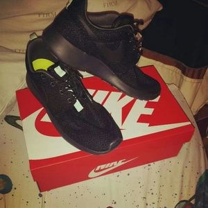 Nike roshe runs womns