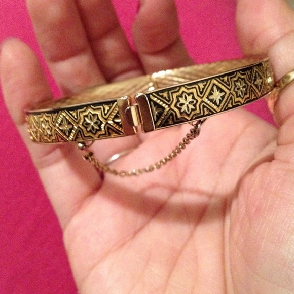 🔴SOLD🔴Vintage gold Bangle bracelet✨ - Picture 2 of 4
