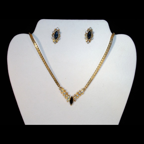 Necklace set.