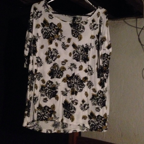 Divided half sleeve shirt.
