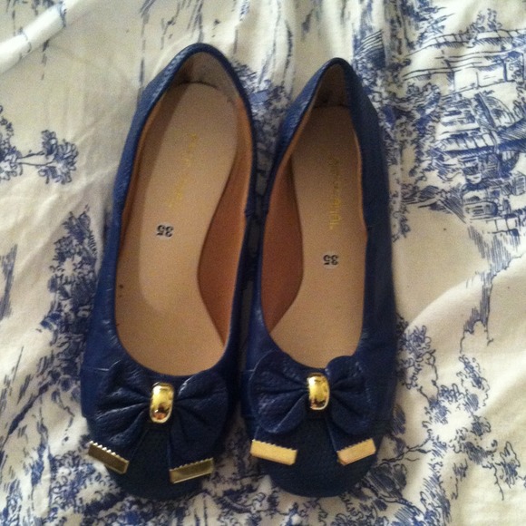 Cute navy blue flats with gold accent