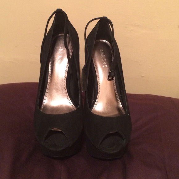 BAKERS BLACK SUEDE HEELS!