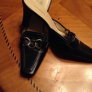 Black mule dress shoe