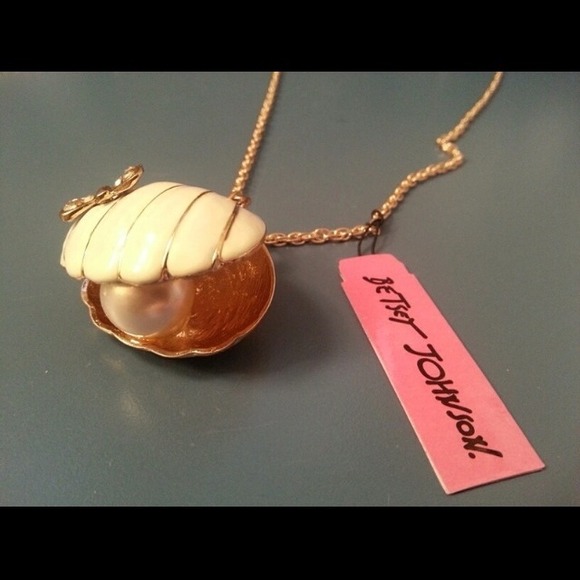 Betsey Johnson clam w/ pearl necklace ON HOLD 🚫