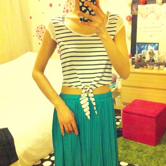 Urban outfitters Super cute crop top size Xs