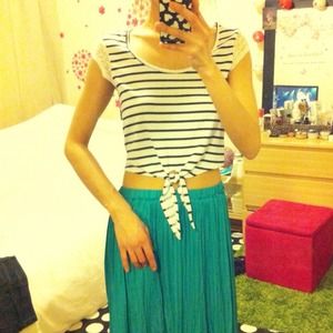 Urban outfitters Super cute crop top size Xs