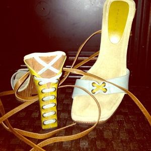 Lace up very light blue and yellow, wood heals.