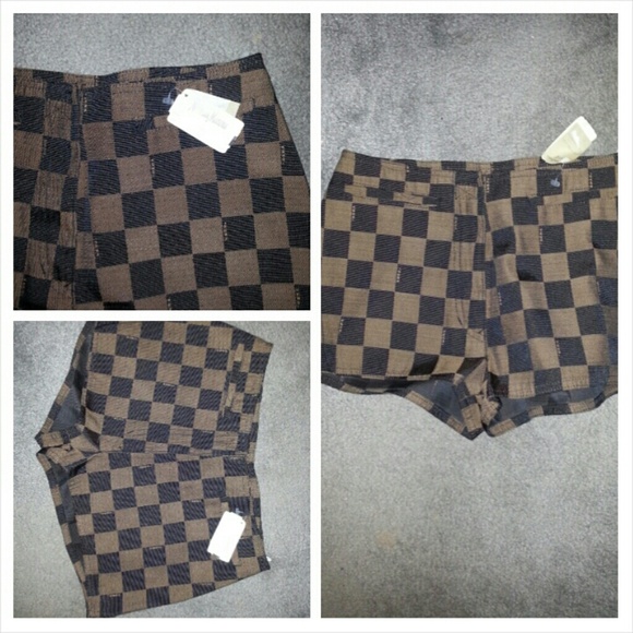 Adorable Fendi shorts - Picture 2 of 2