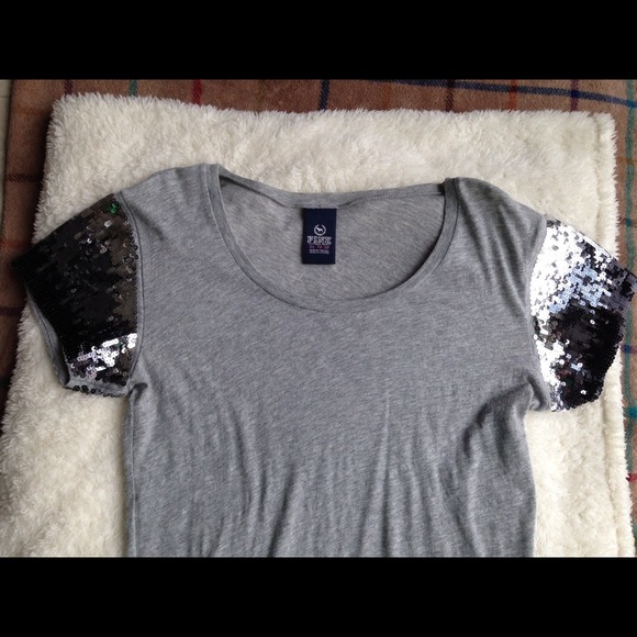 🚫SOLD🚫 VS Pink scoop neck T with sequin sleeves