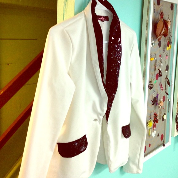 Classic Vintage Looking Black and White Blazer!