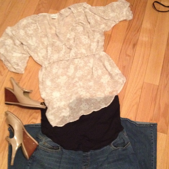 White with tan flowers see through maternity blous - Picture 1 of 4