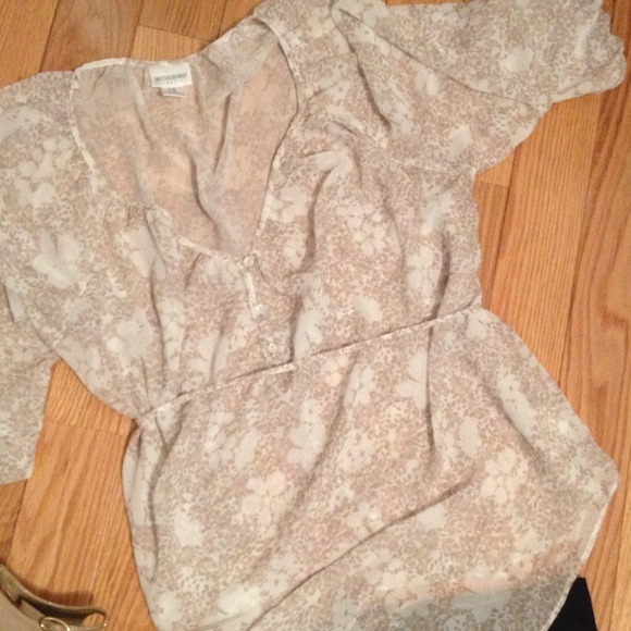 White with tan flowers see through maternity blous - Picture 2 of 4