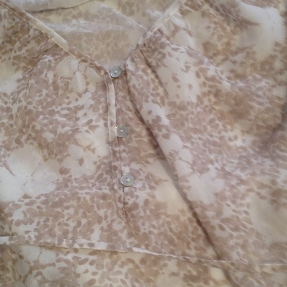 White with tan flowers see through maternity blous - Picture 4 of 4