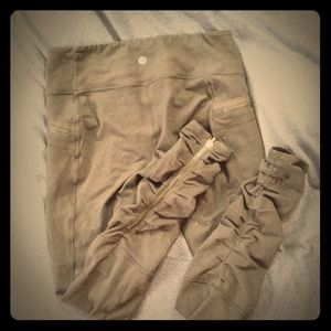 Lululemon ankle zip, pockets, rouched