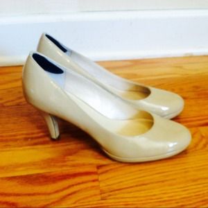 ✨Reduced✨ Anne Klein patent pumps