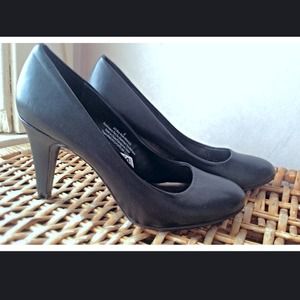 Beautiful classic black round toe heels