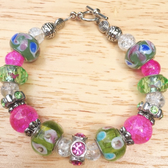 Handmade Jewelry - 🌟HP🌟 Fresh green and pink glass bead bracelet