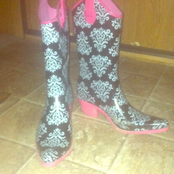 Occasionally made paisley stadium stompers!
